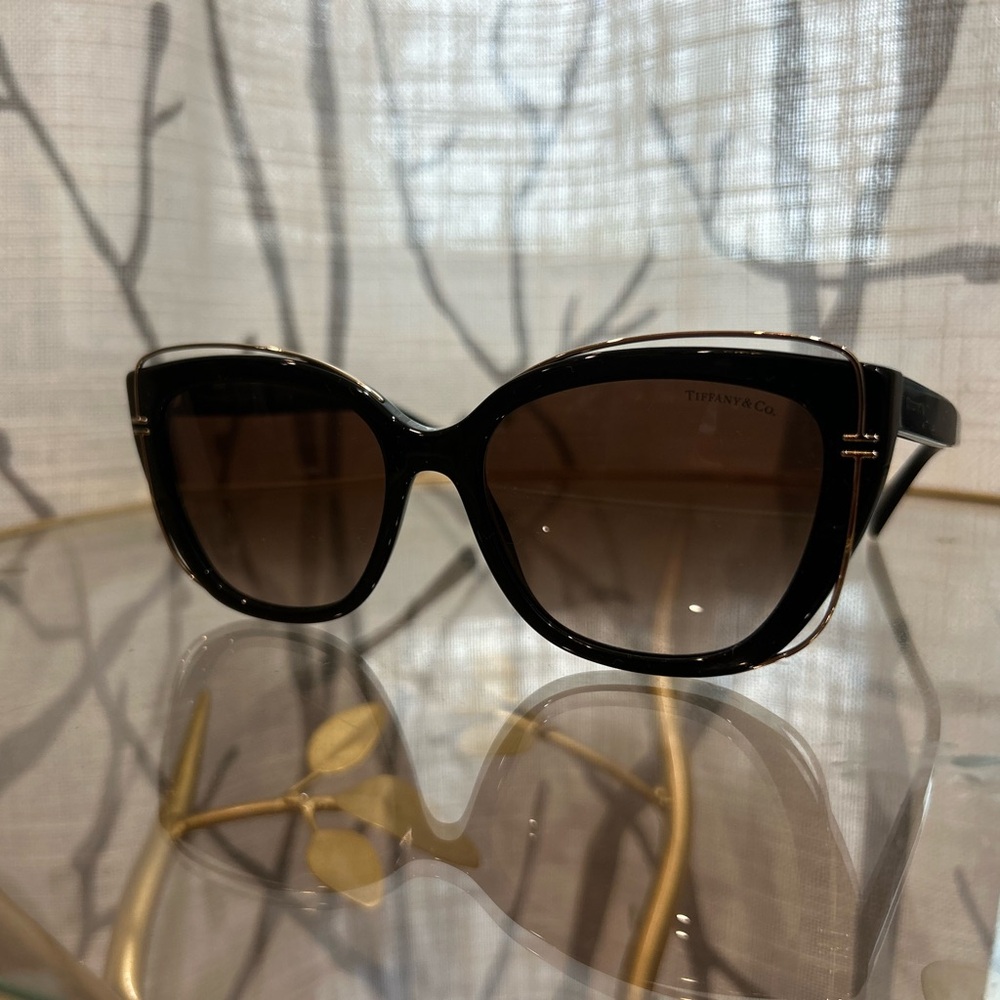Tiffany & Co. Sunglasses 
TF4148

Elegant Black and Gold Sunglasses - Picture 6 of 8